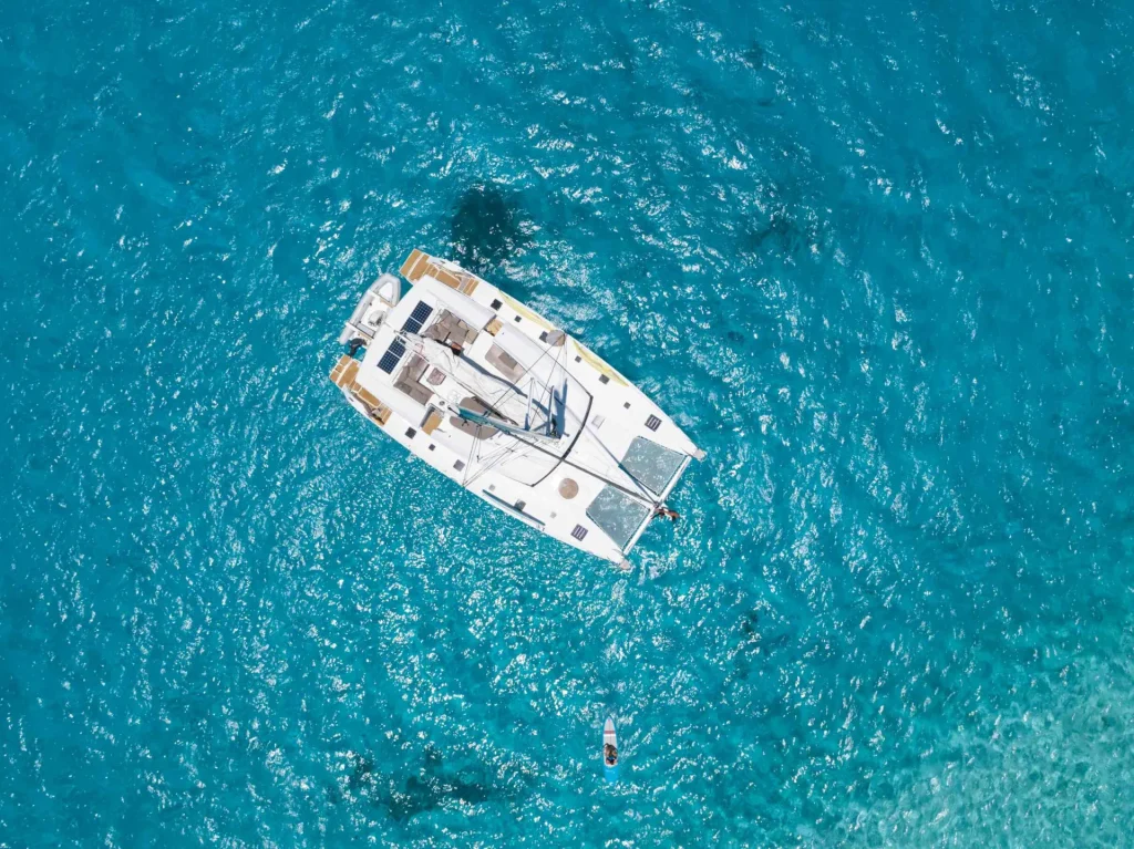 Sailing in the blue lagon of Bora Bora © Grégoire Le Bacon & LionAiles
