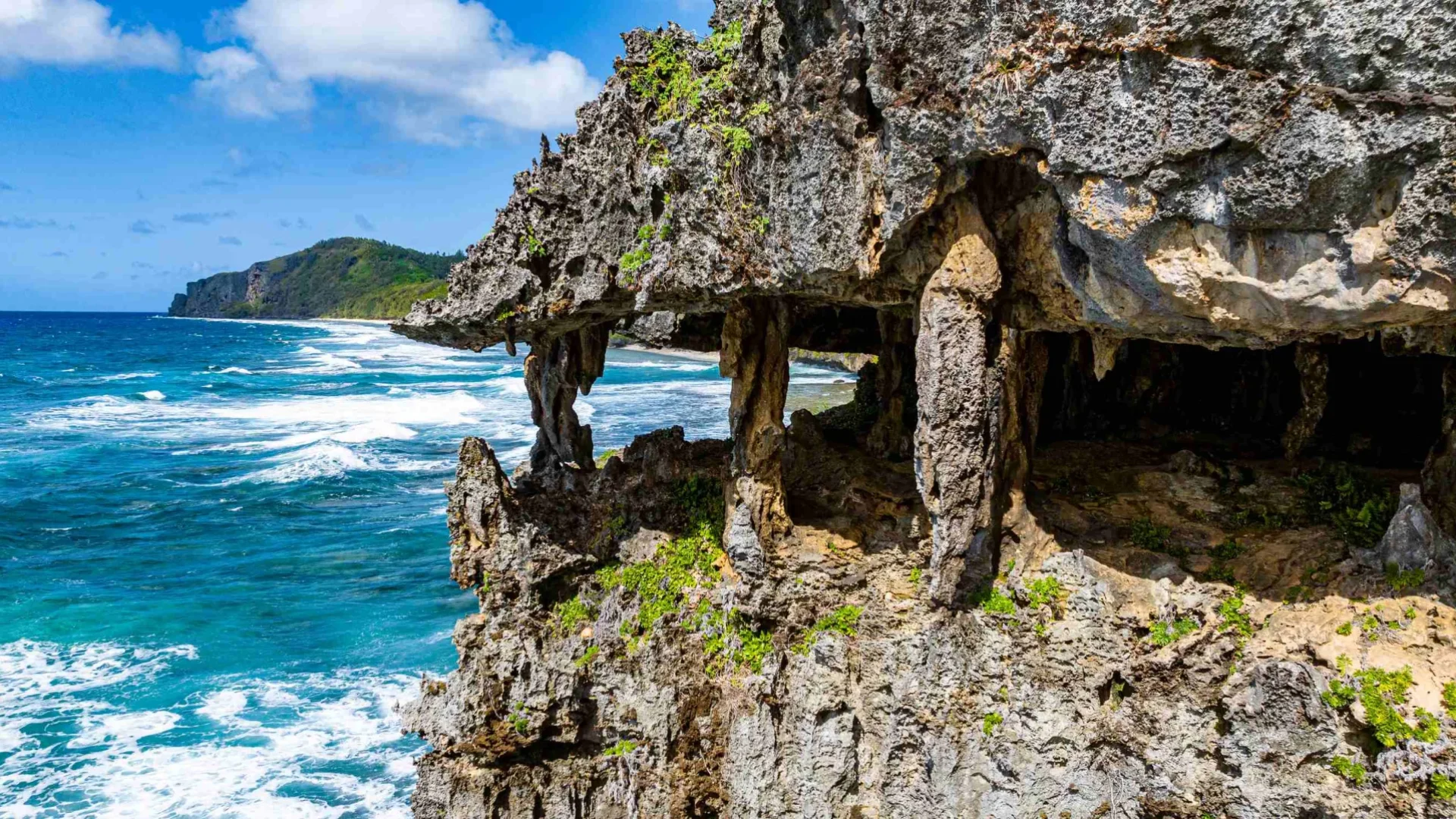 Ana Taupe'e cave in Rurutu ©_Michael Runkel