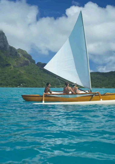 Sailing canoe in Bora Bora © Grégoire Le Bacon