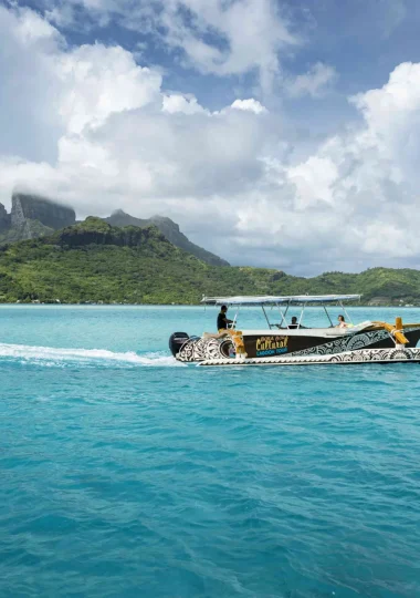 Bateau sur le lagon de Bora Bora © Grégoire Le Bacon