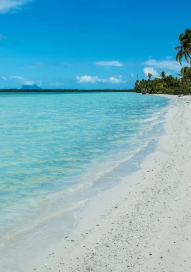 Plage de sable de blanc d'un des motu de Bora Bora © Hino Itaru