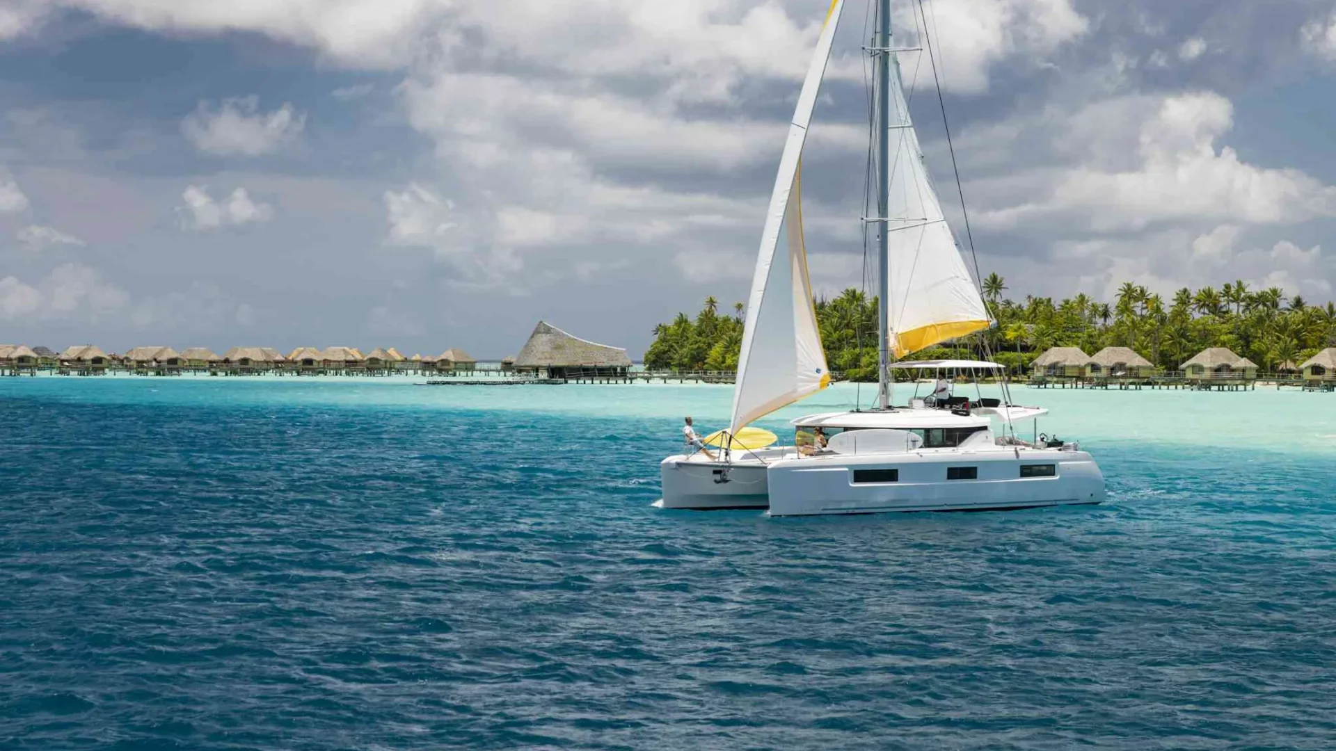 En catamaran à Tahaa ©_Grégoire Le Bacon