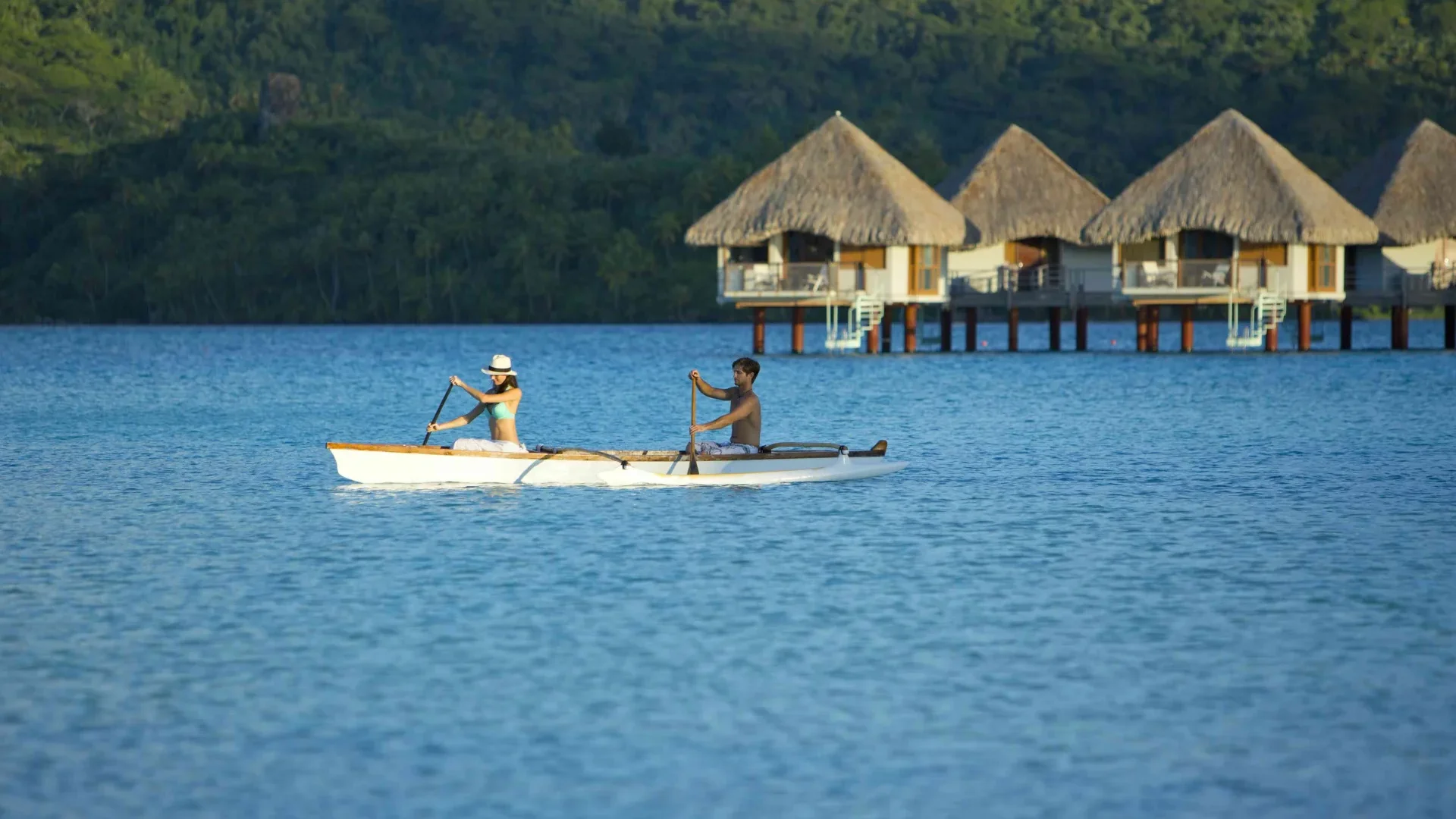 Faire de la pirogue en amoureux à Bora Bora Tahiti Tourisme