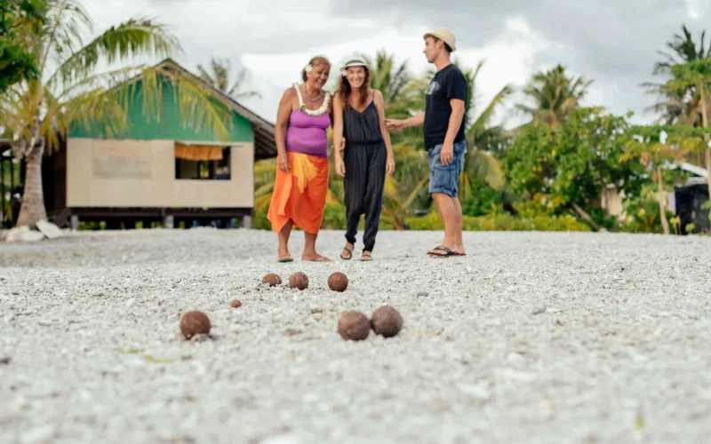 Jouer à la pétanque à Rangiroa© Hélène Havard