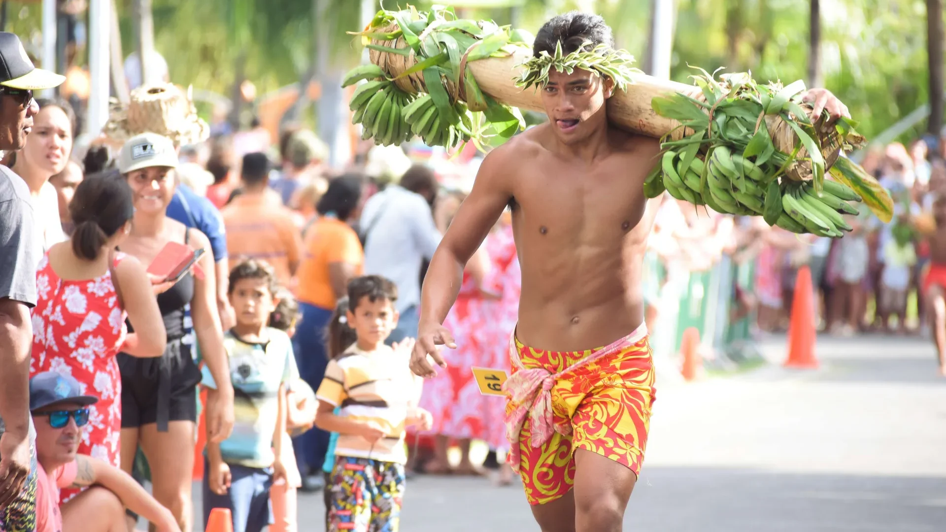 Porteur de fruit lors d'un événement culturel et sportif à Tahiti Et Ses Îles