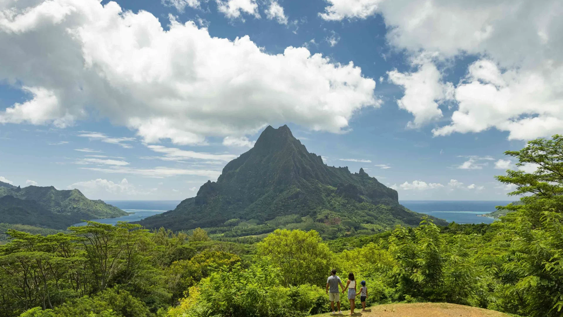 View of Moorea's 2 bays © Grégoire Le Bacon