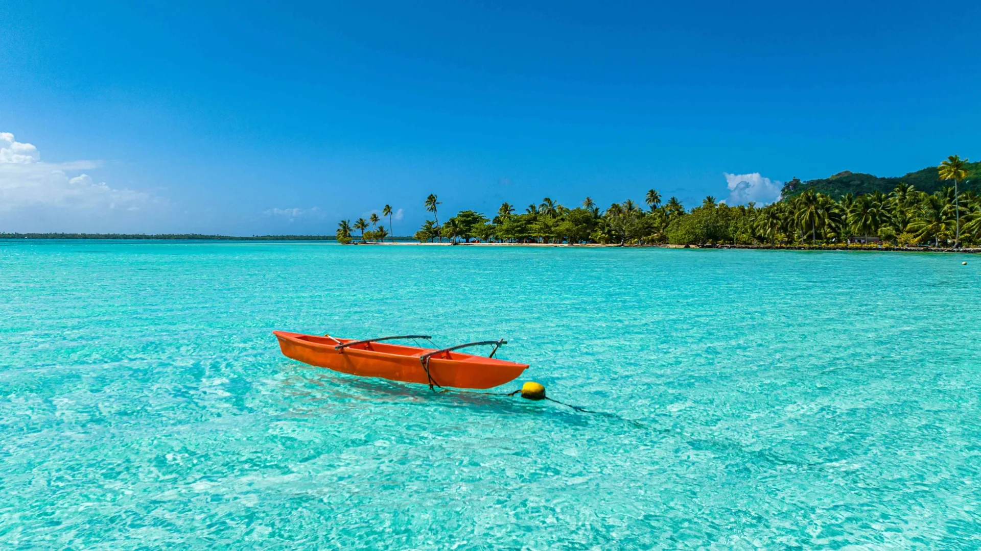 Pirogue sur une eau claire à Maupiti©_Michael Runkel