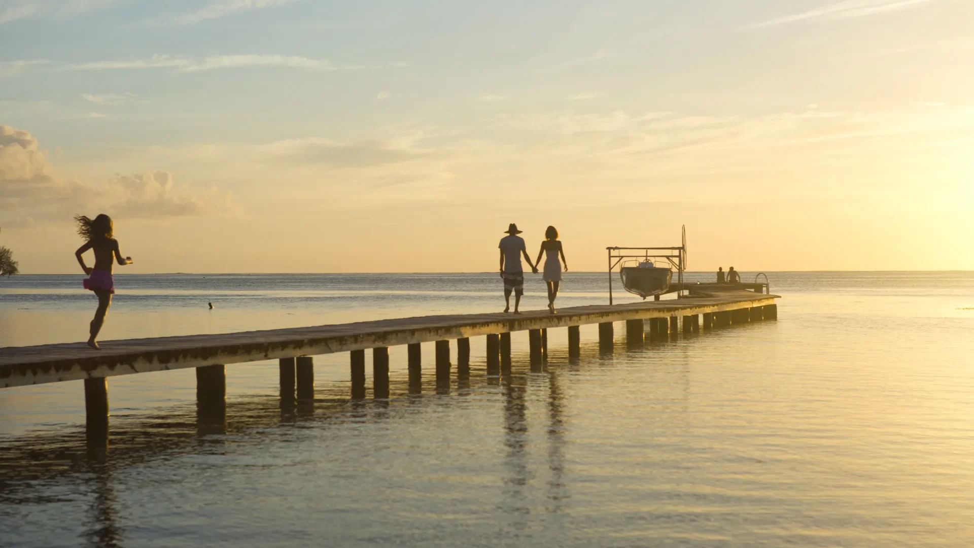 Ponton du Raiatea Lodge avec sunset en famille © Tahiti Tourisme