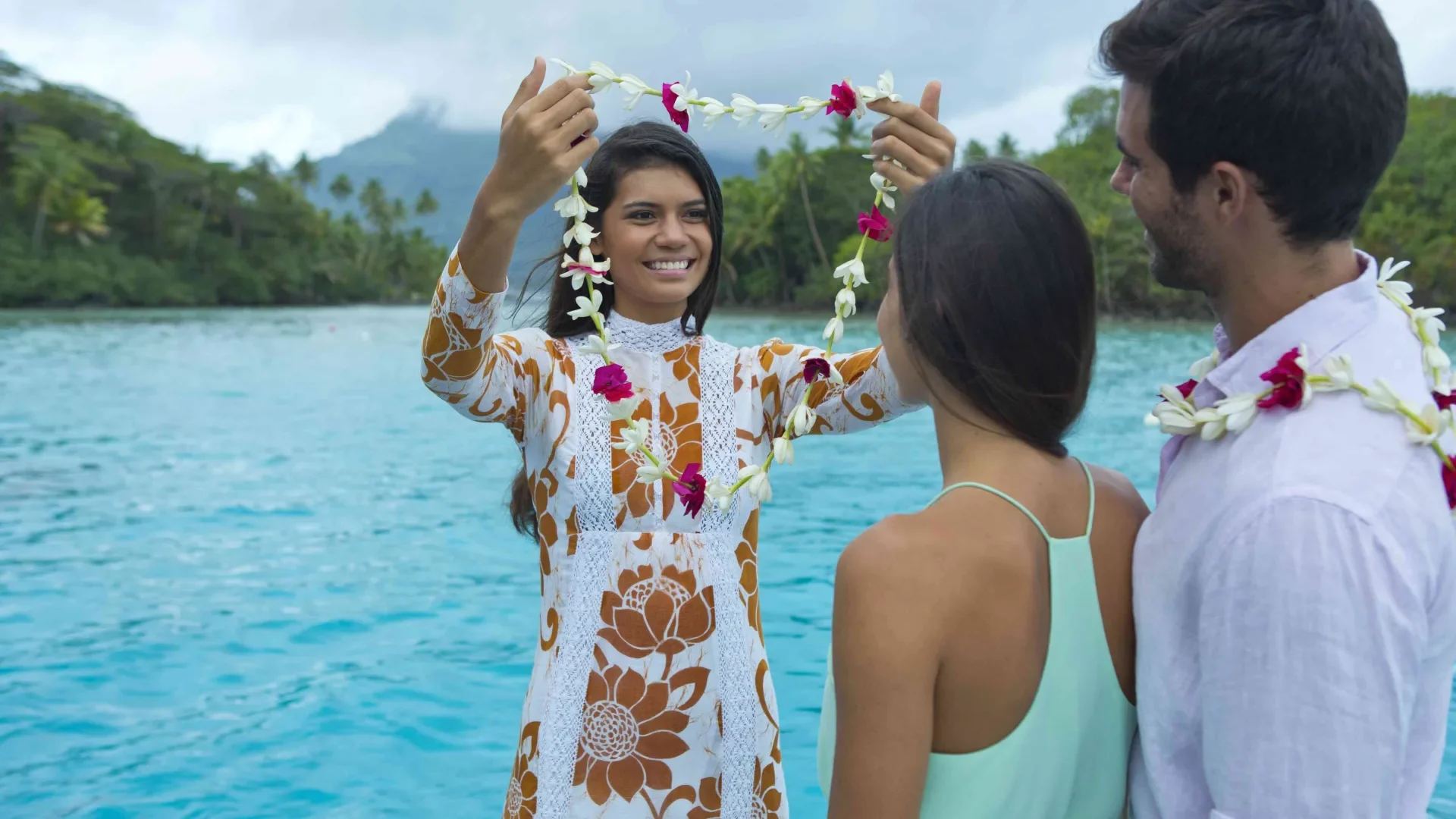 Accueil fleuri pour un couple © Tahiti Tourisme