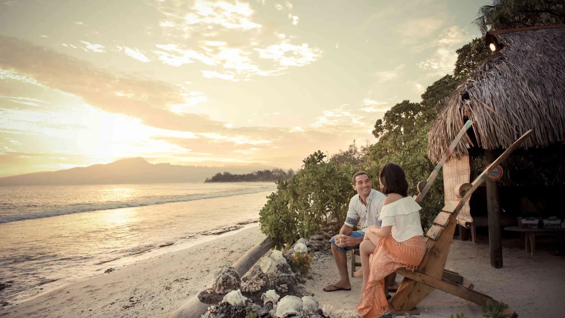 Couple admirant le coucher du soleil depuis leur bungalow à Moorea © Hélène Havard