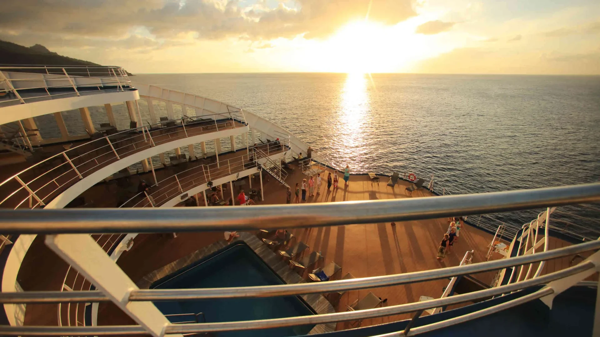 Bateau de croisière Aranui dans les eaux de Tahuata avec son sunset © Tahiti Tourisme