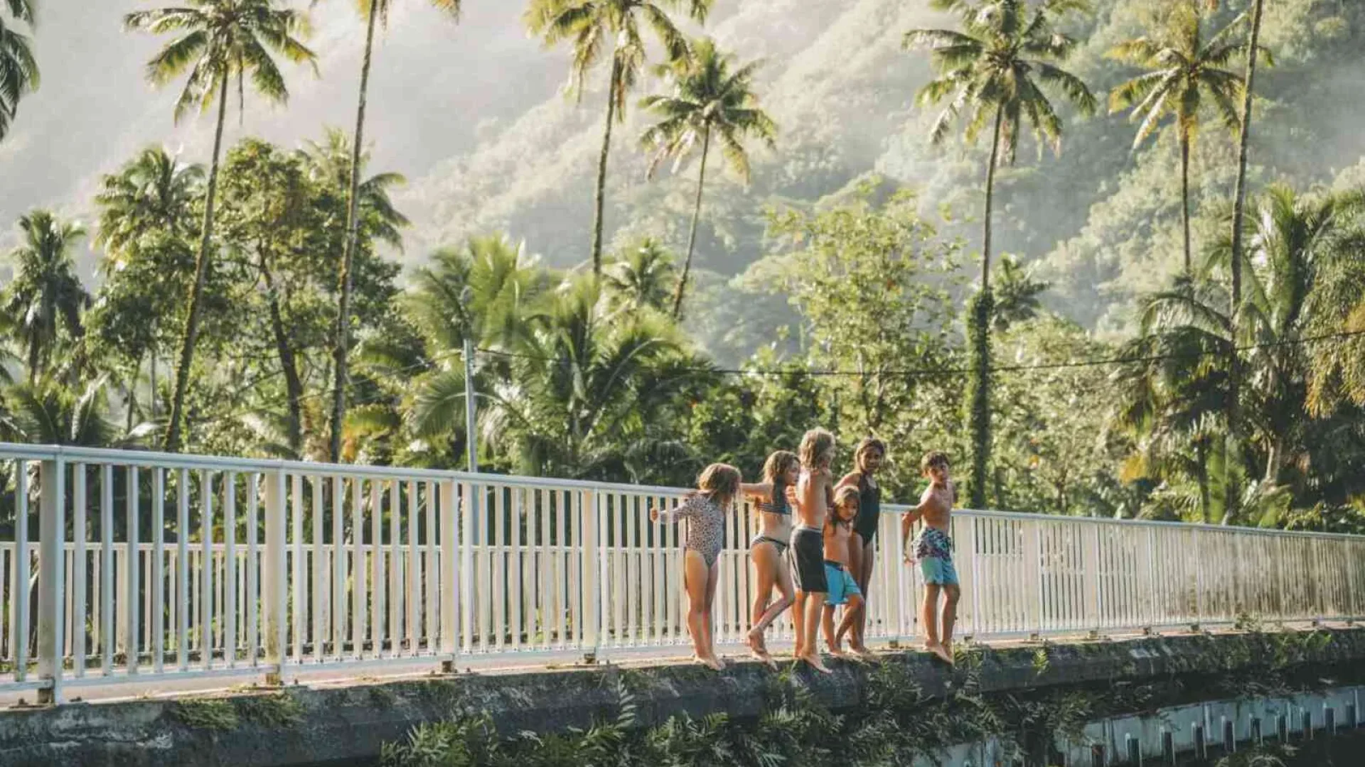 Enfants sur le pont de Faaone qui s'apprêtent à sauté dans la rivière © Overpeek Studio