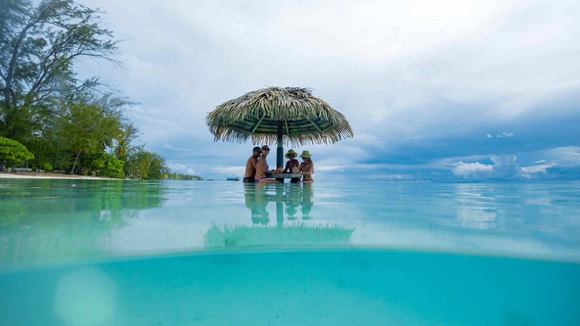 Repas les pieds dans l'eau © Grégoire Le Bacon