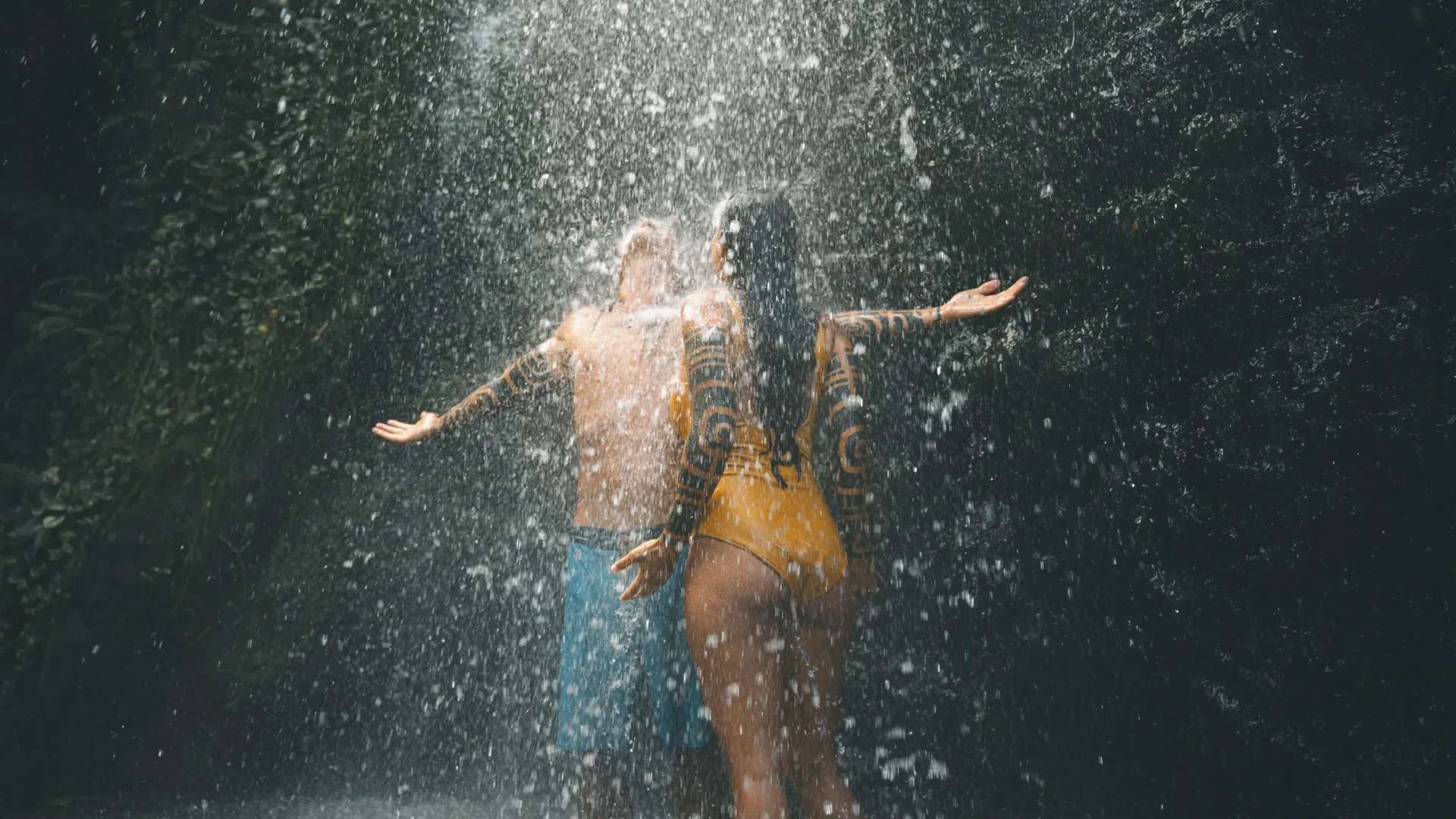 Baignade sous une cascade © Overpeek Studio