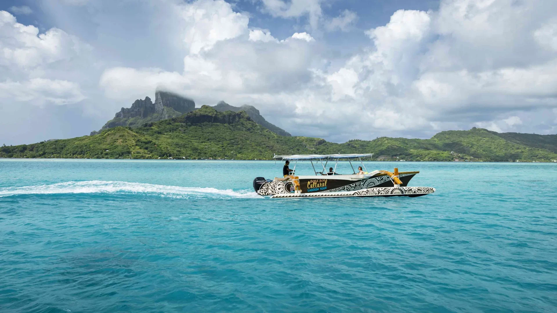 Bateau sur le lagon de Bora Bora © Grégoire Le Bacon