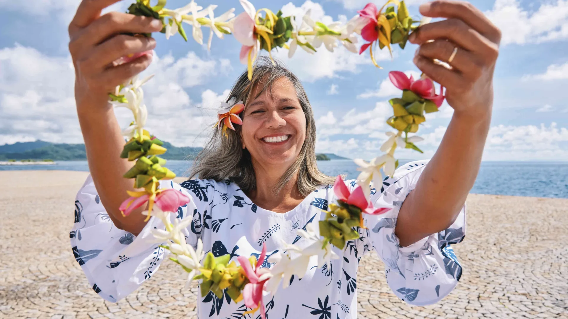 Accueil chaleureux avec collier de fleur à Raiatea © Alika Photography