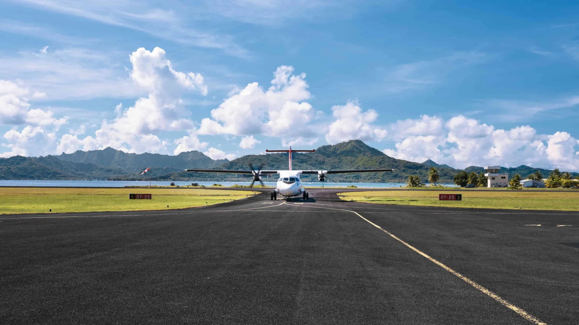 Arrivée avion ATRr Air Tahiti sur le tarmac de l'aéroport de Raiatea © Alika Photography