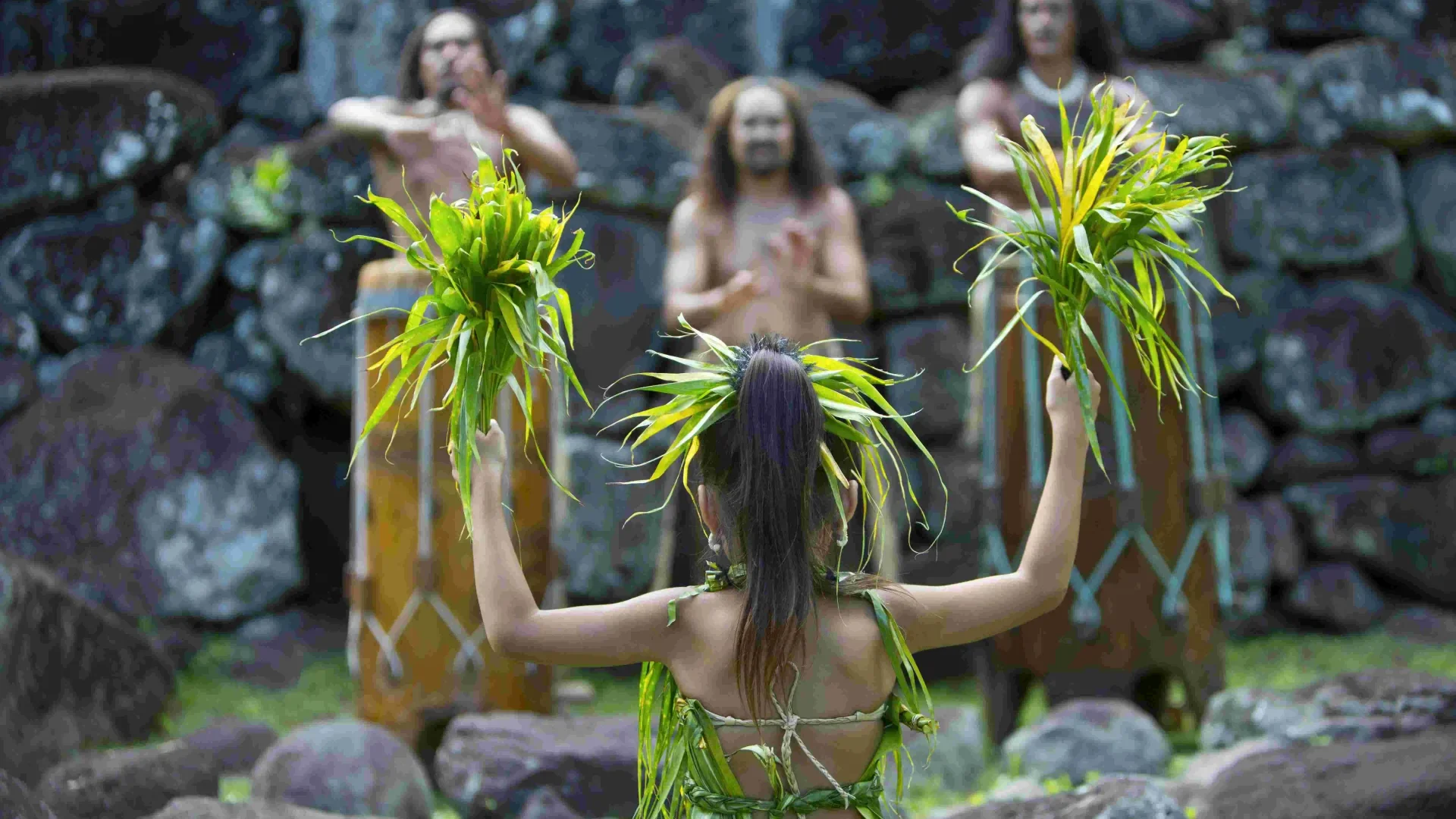 Petite fille de dos lors d'un spectacle de danse © Tahiti Tourisme