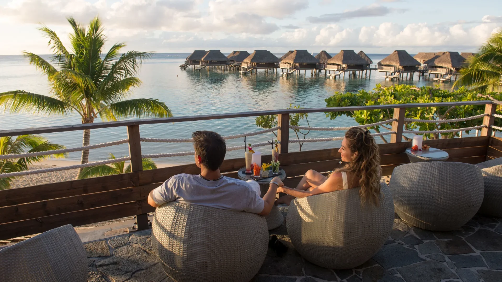 Apéro en amoureux au coucher du soleil Tahiti Tourisme