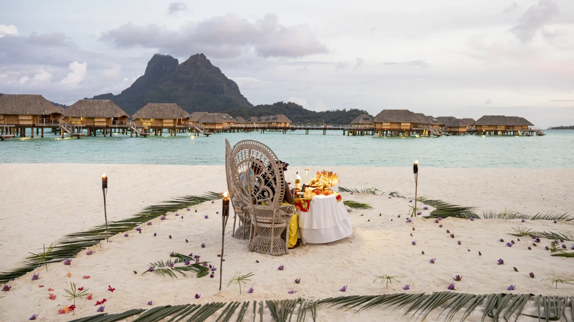 Dîner sur une plage à Bora Bora © Grégoire Le Bacon