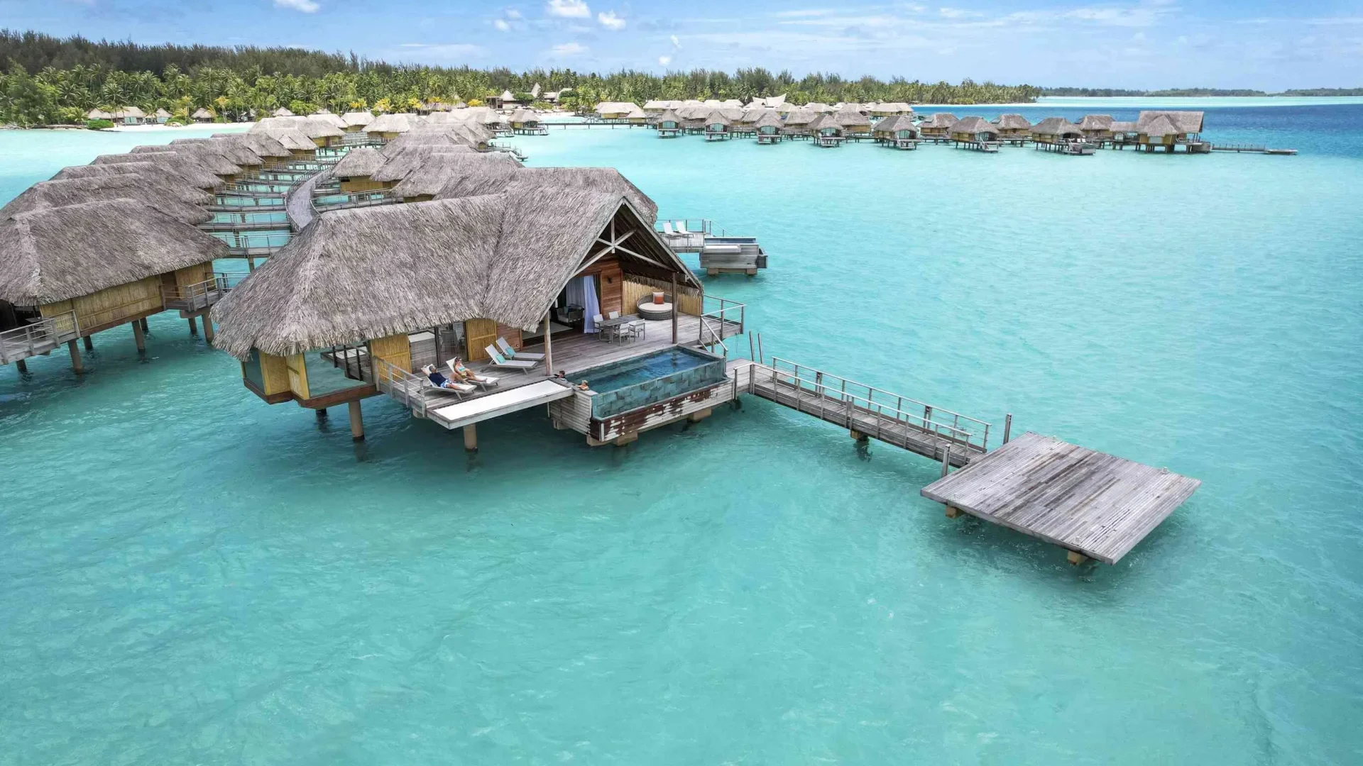 Bungalow sur l'eau à Bora Bora © Grégoire Le Bacon & LionAiles